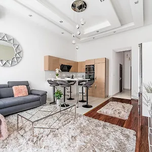 https://kiraly-balcony-luxury-apartment.inbudapesthotels.com