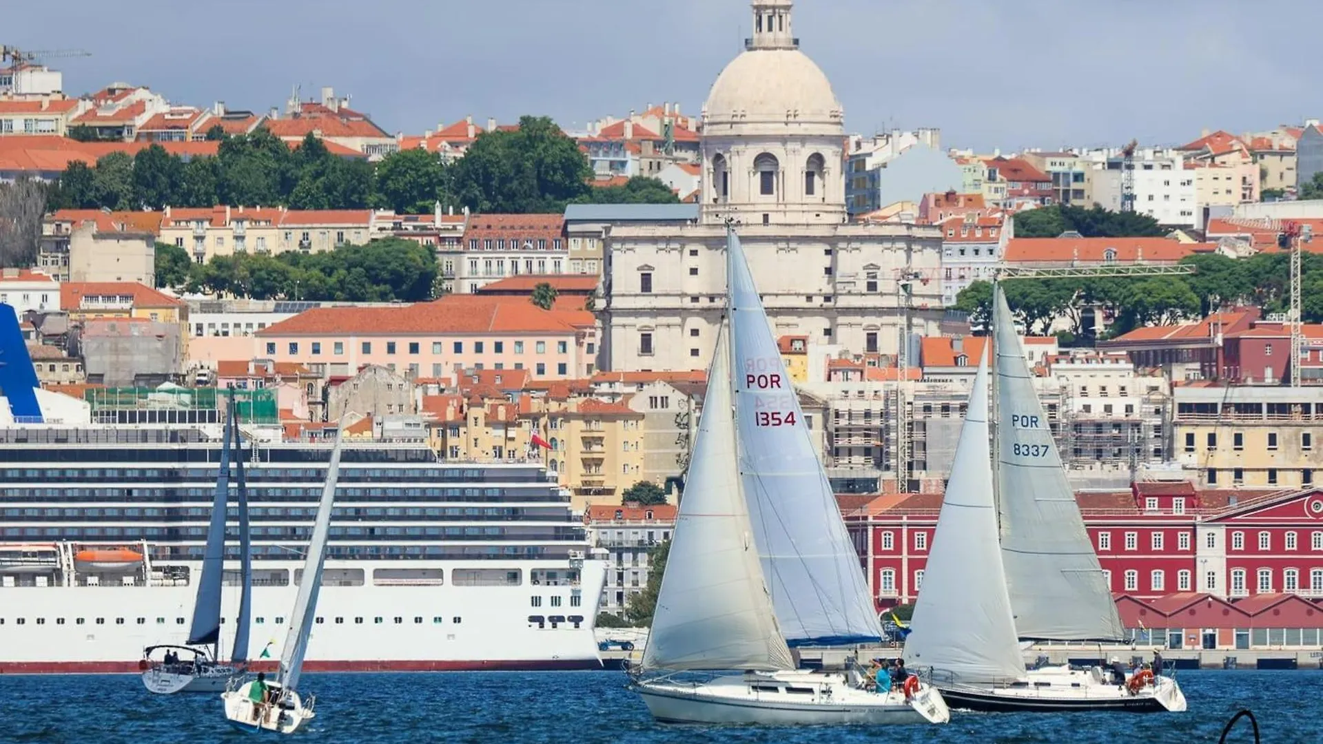 Be Local - Sleep Aboard The Santa Maria Sailing Boat In Lisbon Apartment