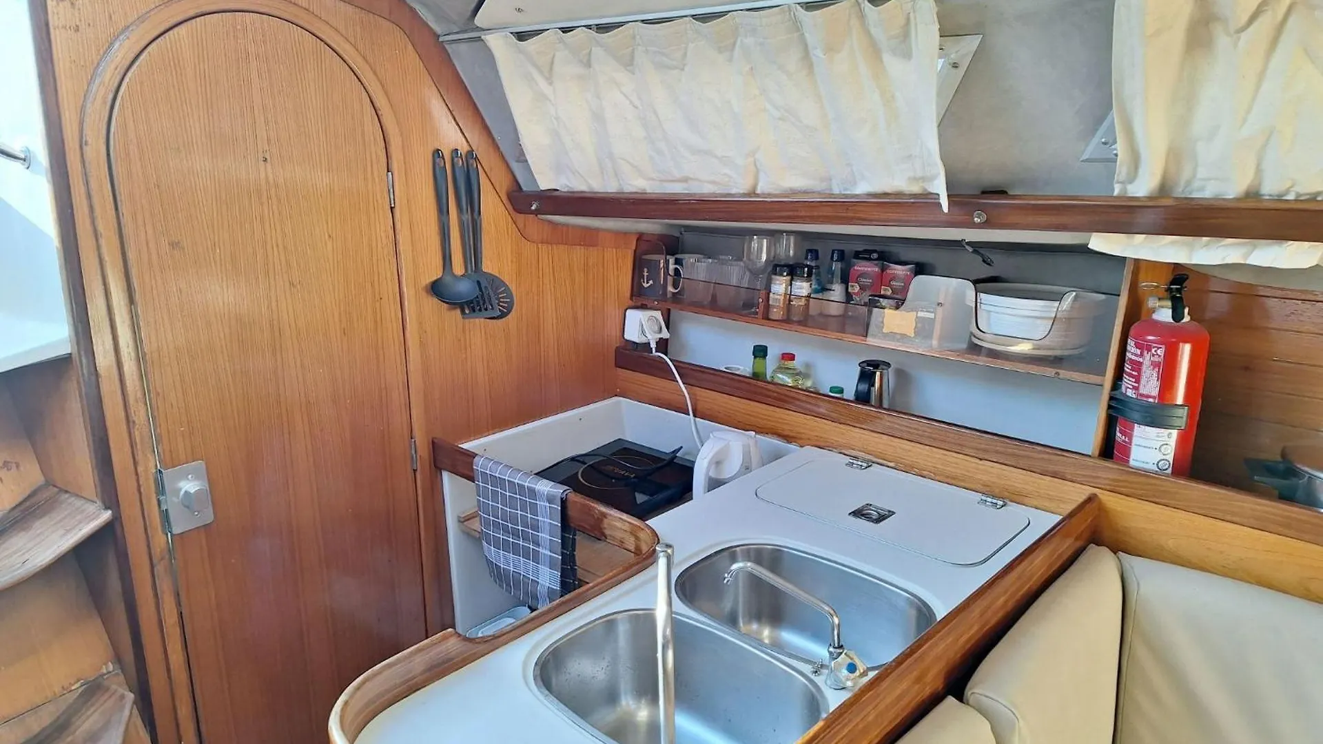 Be Local - Sleep Aboard The Santa Maria Sailing Boat In Lisbon Apartment